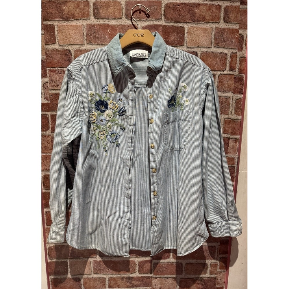 Casey‎ & Max Vintage Floral Embroidered Button-Down Women's Size M Blue Striped